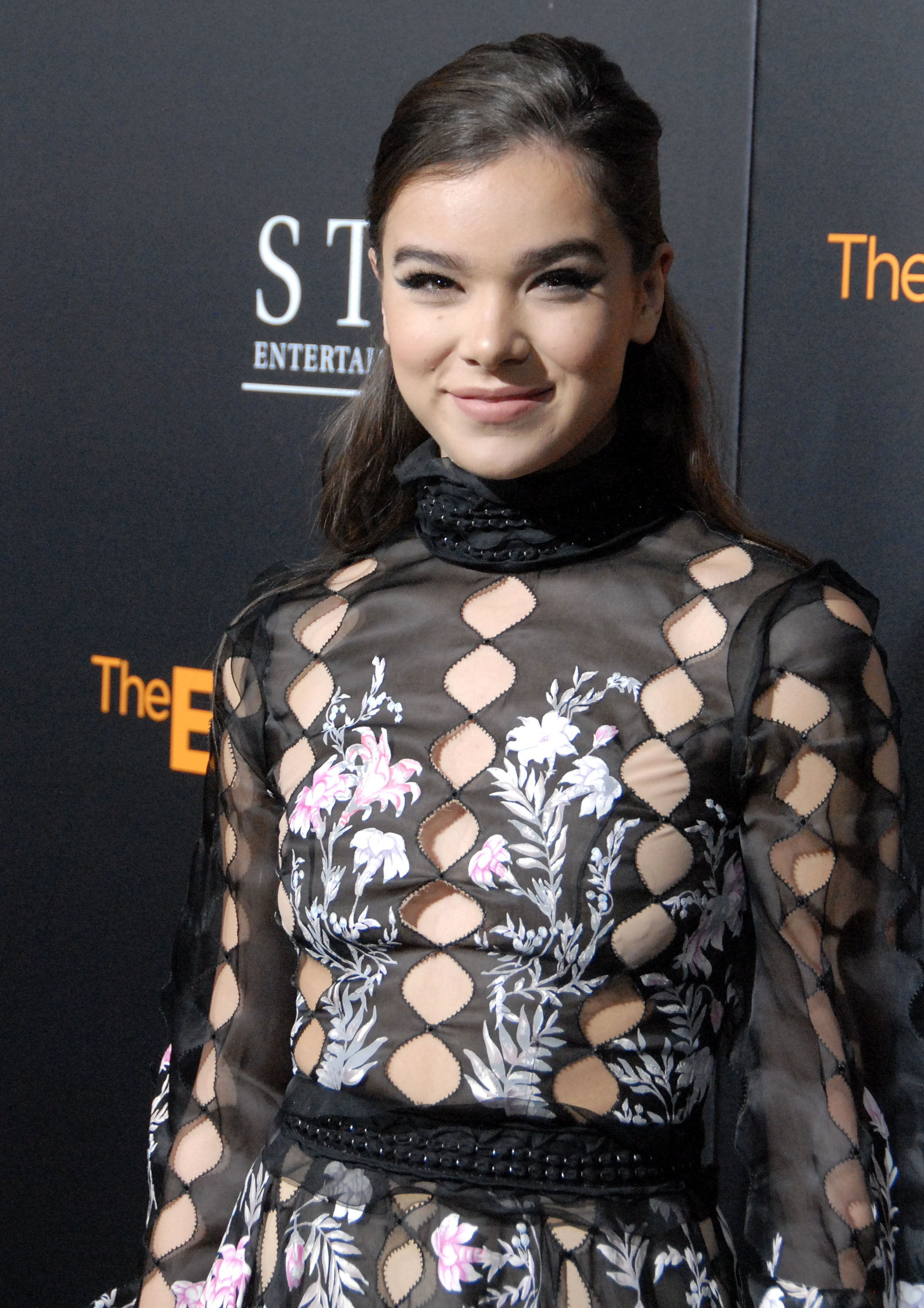 Nov 09 'The Edge of Seventeen' Los Angeles Premiere ihearthailee